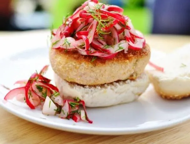 Hamburguesas de salmón y amaranto con rábano