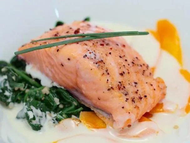 Salmón confitado con salsa de limoncillo