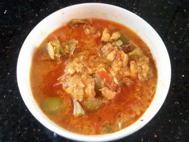 Salmón al curry con pimientos verdes