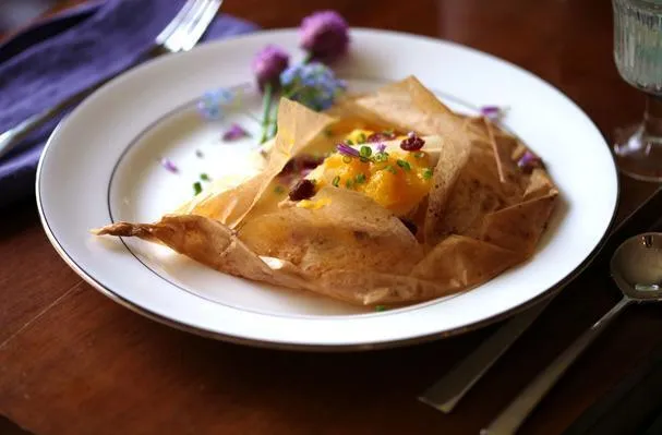 Salmón en papillote con mangos y supremas de naranja
