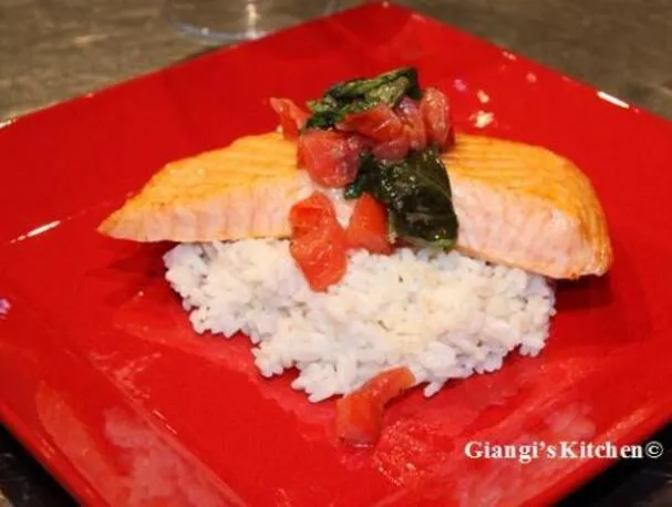 Filetes de salmón en salsa de albahaca con arroz a la mantequilla