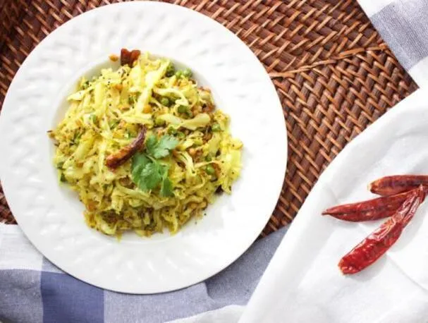 Salteado de col con guisantes