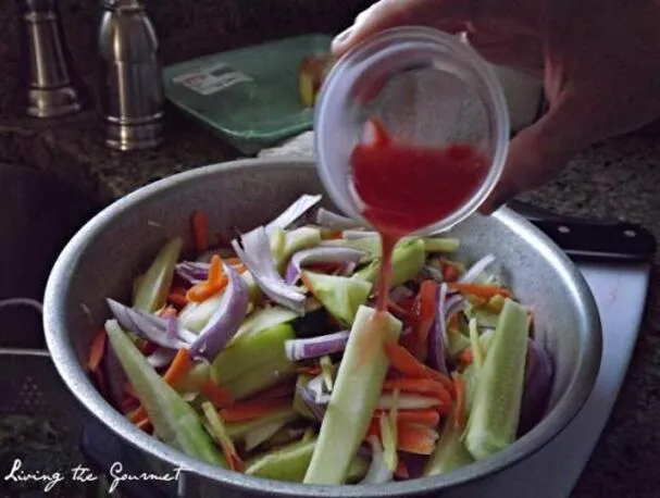 Pechuga de pollo salteada con ajo y limón y ensalada de pepino