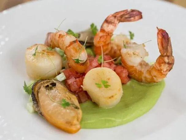 Ensalada de mariscos con aguacate y salsa de wasabi