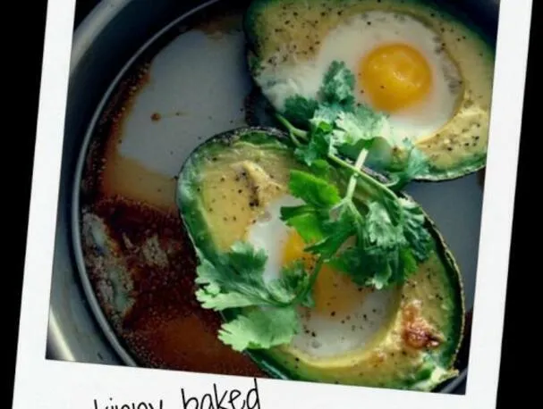 Huevos con aguacate horneados