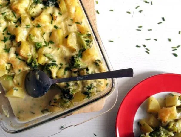 Cazuela de patata y brócoli baja en calorías
