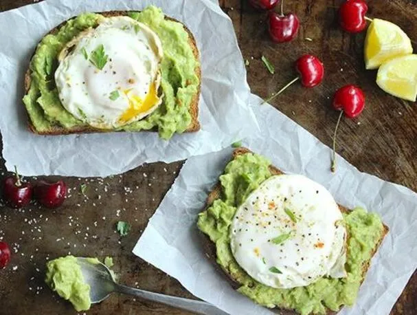 Tostada de Huevo Frito y Aguacate Ligero