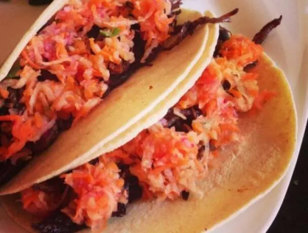 Tacos de barbacoa en olla de cocción lenta con ensalada de manzana y zanahoria
