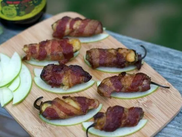 Jalapeños ahumados rellenos de tocino, manzana y brie