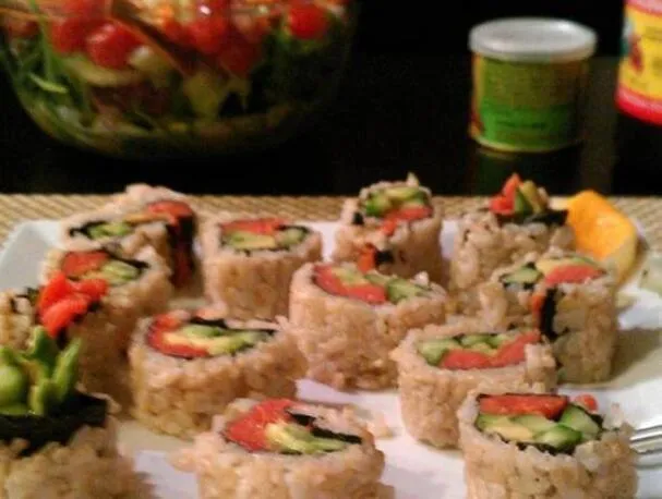 Rollos de sushi de salmón ahumado con arroz integral