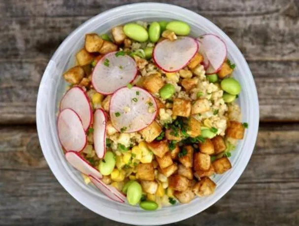 Smokey Millet Super Grain Bowl con Tofu Crujiente