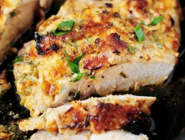 Chuletas de cerdo al horno con tocino ahumado