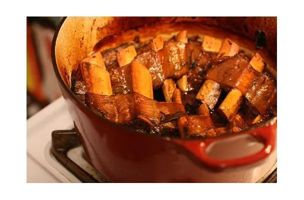 Costillas cortas estofadas al estilo barbacoa