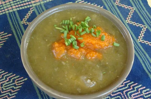 Sopa de acedera y apio de monte con puré de zanahoria y menta