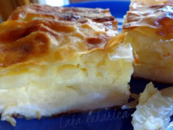 Pastel de masa filo con leche agria y queso feta