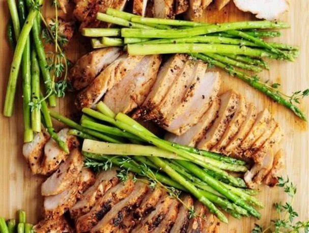 Pechuga de pollo y espárragos al vacío