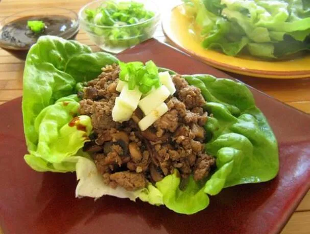 Rollitos de lechuga de pavo especiado con manzana verde y lechuga mantecosa