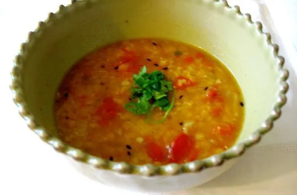 Sopa picante de lentejas rojas con poción mágica