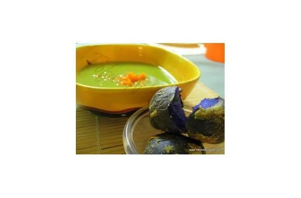 Sopa de guisantes con patatas moradas pequeñas asadas con costra