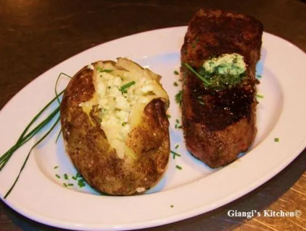 Bistec con patatas asadas con queso y mantequilla