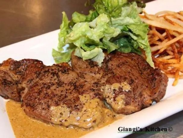 Bistec, patatas fritas y ensalada