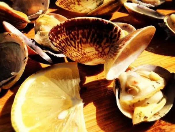 Almejas al vapor para un fácil aperitivo de verano.