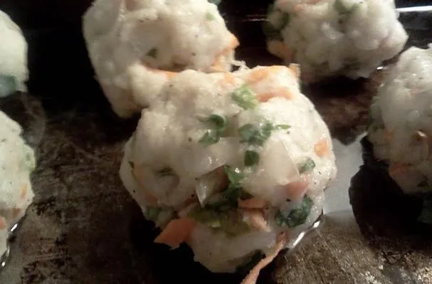 Albóndigas de pescado al vapor con albahaca limón