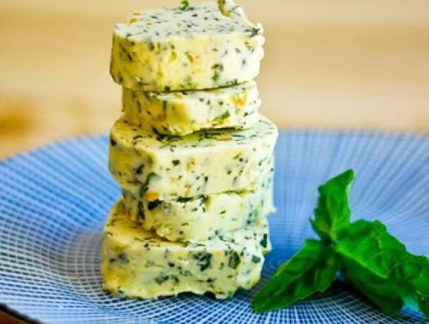 Mantequilla compuesta de albahaca y confit de naranja