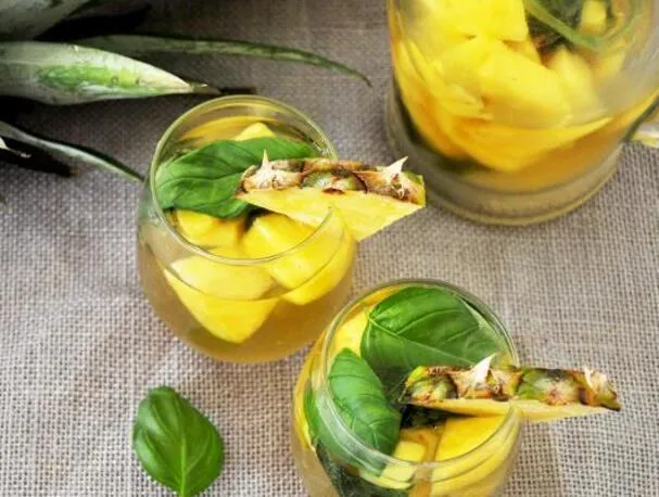 Sangría de Moscato con piña y albahaca