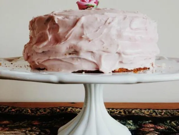 Pastel de fresa con glaseado de yogur griego