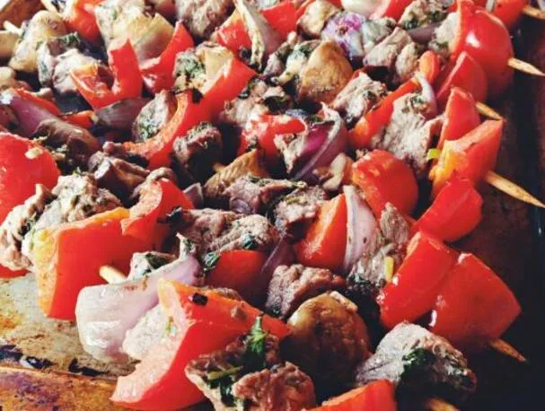 Brochetas de carne a la barbacoa