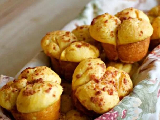 Rollos de batata con mantequilla de azúcar y tocino