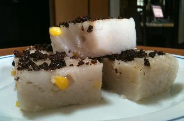 Harina de arroz endulzada con maíz y leche de coco (Maja Blanca)