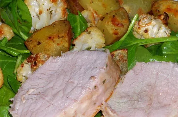 Sabroso lomo de cerdo con ensalada de verduras asadas