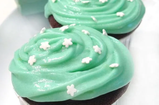 Cupcakes de Chocolate con Leche de Soja y Glaseado de Queso Crema Azul Robin
