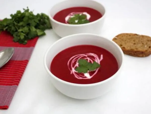 Sopa tailandesa de coco y remolacha