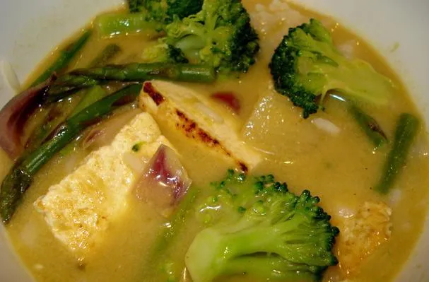 Curry verde tailandés de coco con tofu