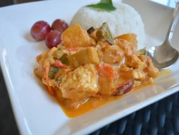 Curry rojo tailandés de tofu