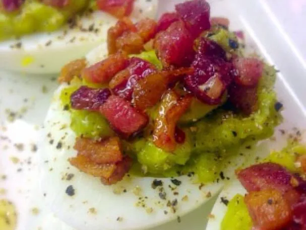 Los mejores huevos rellenos de aguacate