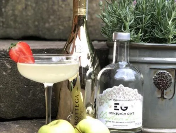 El delicioso cóctel inglés de Prosecco con jardín campestre