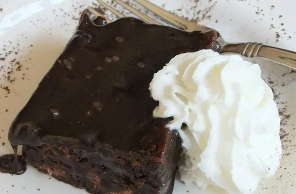 El diablo bajó a Georgia con un postre de brownie con dulce de chocolate caliente