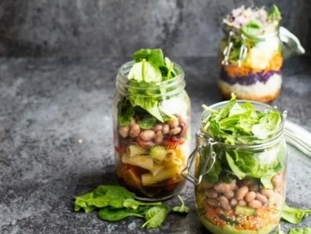 Tres rápidos botes de ensalada vegana