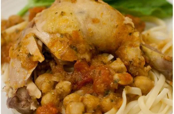 Pollo con Tomate y Garbanzos