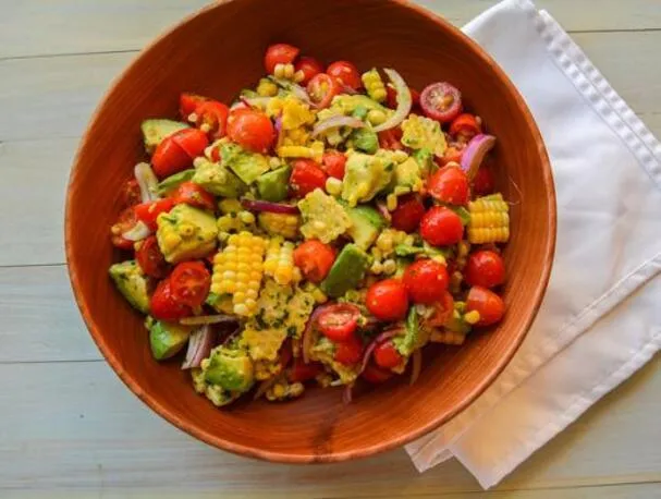 Ensalada de tomate, maíz y aguacate con vinagreta de cilantro y lima
