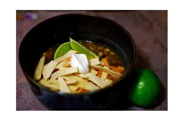 Sopa de Tortilla con Pollo