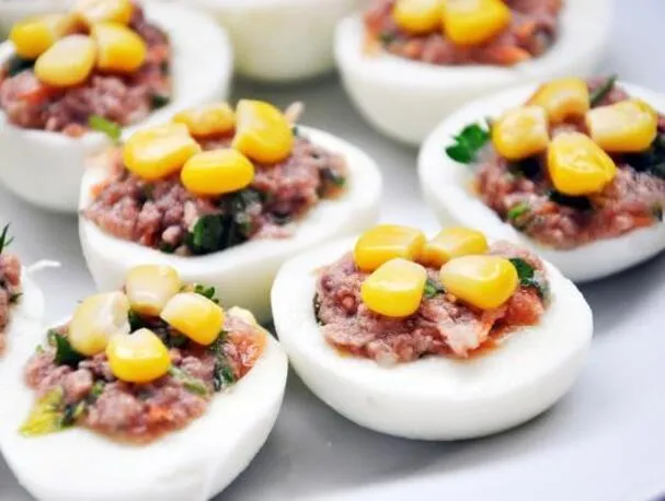 Huevos Rellenos de Atún