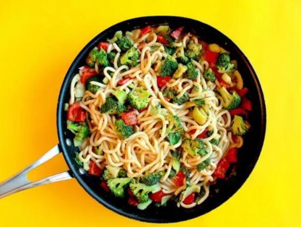 Fideos udon con salsa sabrosa de mantequilla de cacahuete