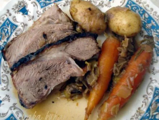 Asado de ternera con miel, romero y verduras