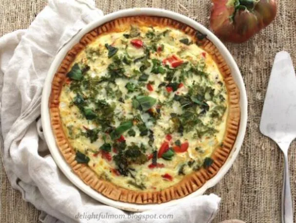 Quiche de verduras hecho con tomates frescos, espinacas, albahaca y queso de cabra