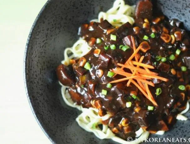 Jajangmyeon vegetariano (fideos con salsa de judías negras)